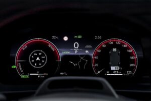 Toyota C-HR PHEV 2025 vue de profil, SUV compact hybride rechargeable de 223 ch dominant les ventes européennes