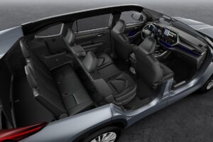 Le SUV Toyota 7 places vu de trois-quarts arrière avec portes ouvertes, révélant son intérieur luxueux et sa configuration à trois rangées de sièges