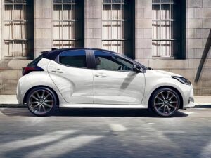 Toyota et la citadine électrique : un projet en attente face à la Renault 5