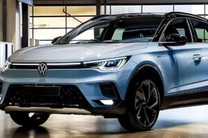 Nouveau SUV Volkswagen hybride, inspiré du design du Toyota C-HR, stationné dans un environnement urbain moderne
