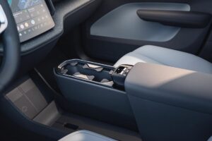 Le Volvo EX30 Twin Motor en dynamique sur route sinueuse, mettant en valeur sa silhouette compacte mais premium et sa posture sportive