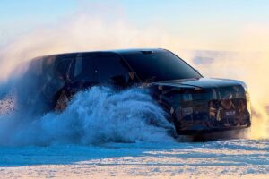 Le prototype du Zeekr 9X SUV hybride en phase finale de développement, montrant ses lignes aérodynamiques et son design avant distinctif