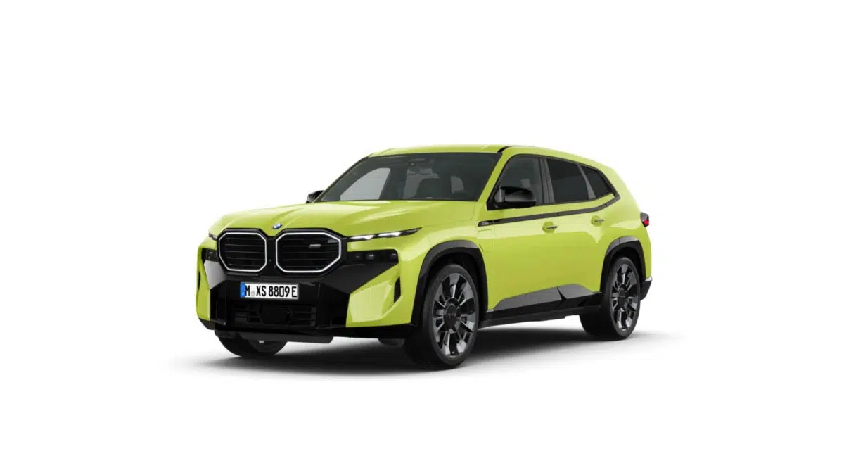 Ce flop incroyable de BMW : Ce SUV hybride à -20 800 € qui n'attire personne ! 2 BMW XM hybride rechargeable 2025, vue de face avec calandre proéminente et signature LED verticale