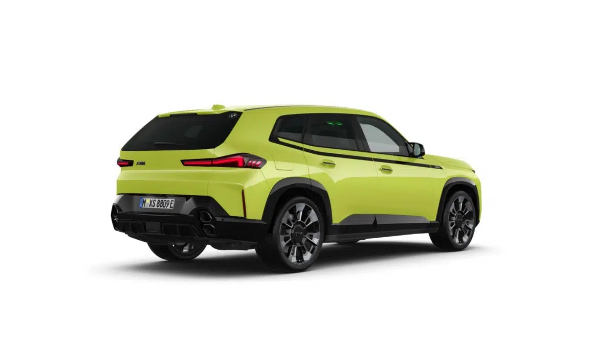 Ce flop incroyable de BMW : Ce SUV hybride à -20 800 € qui n'attire personne ! 4 Vue arrière du BMW XM hybride avec feux en L, diffuseur et double échappement vertical