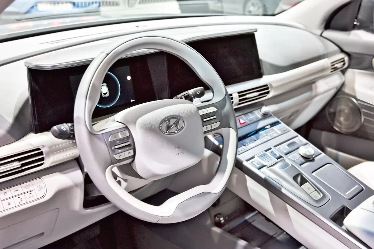 Ce SUV incroyable qui consomme de l'hydrogène et rejette de l'eau va vous étonner ! 2 Intérieur Hyundai Nexo 2025 avec double écran numérique et volant multifonction