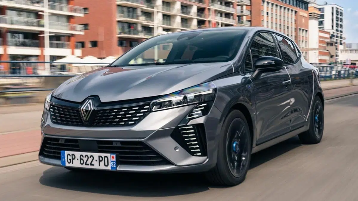 Cette auto diesel à 259 €/mois : l'alternative irrésistible à l'électrique pour économiser ! 4 Vue avant de la Renault Clio Blue dCi 2025 finition Evolution avec calandre noire et feux LED