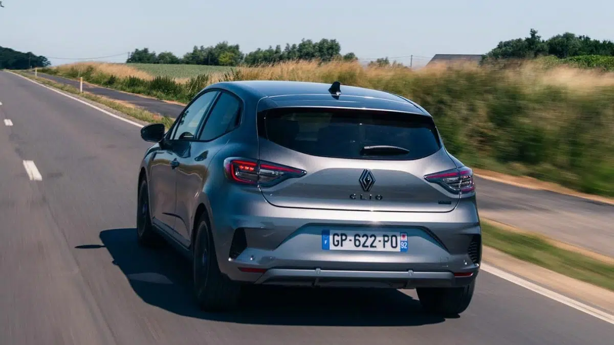Cette auto diesel à 259 €/mois : l'alternative irrésistible à l'électrique pour économiser ! 8 Arrière de la Renault Clio Blue dCi 2025 avec feux LED en C et logo central