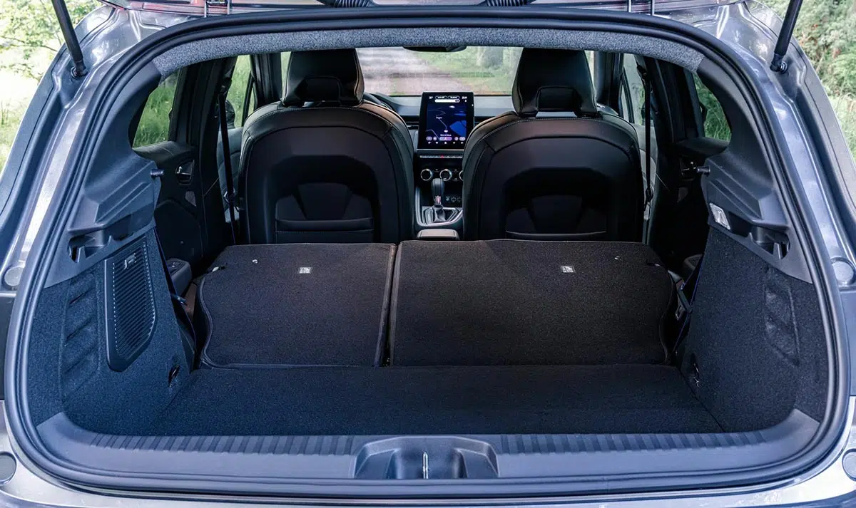 Cette auto diesel à 259 €/mois : l'alternative irrésistible à l'électrique pour économiser ! 6 Coffre de la Renault Clio 2025 version diesel avec volume optimisé et seuil bas