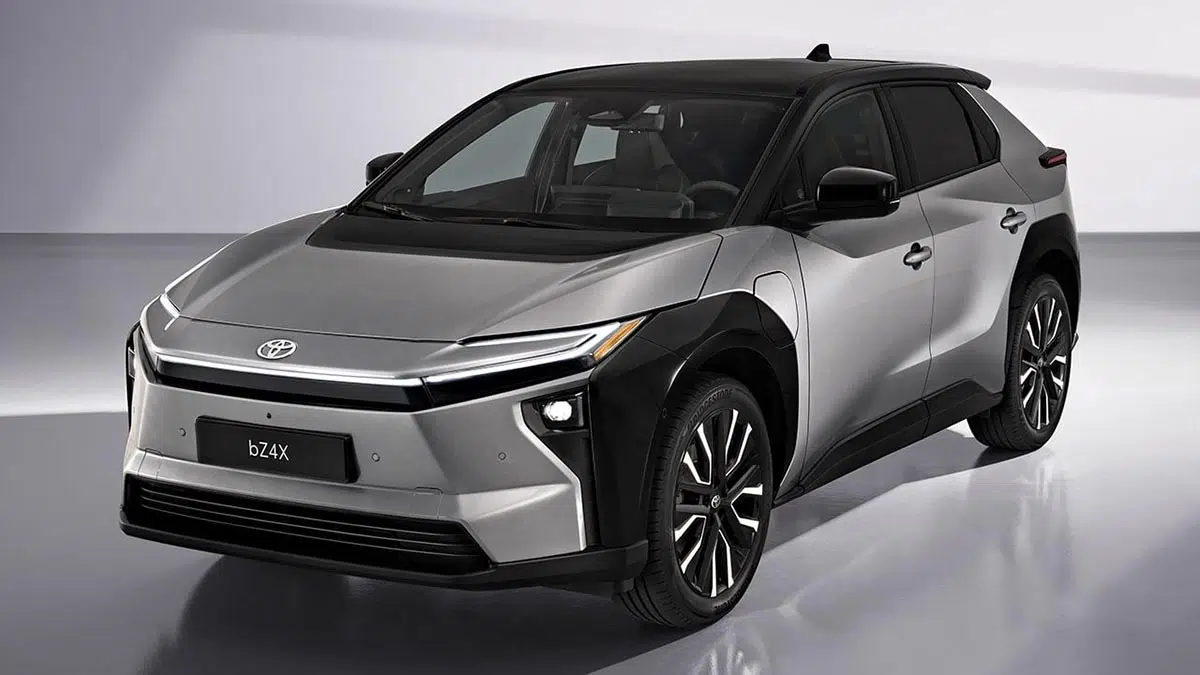 Ce tsunami électrique de Toyota : 15 modèles incroyables et 1 million d'unités en 2027 ! 2 Toyota bZ4X en version européenne, SUV 100 % électrique sur route urbaine