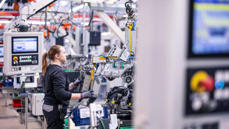 Mercedes-robots-humanoides-usine-production-10 1744271635 704 Cette incroyable revolution ces robots humanoides de Mercedes vont