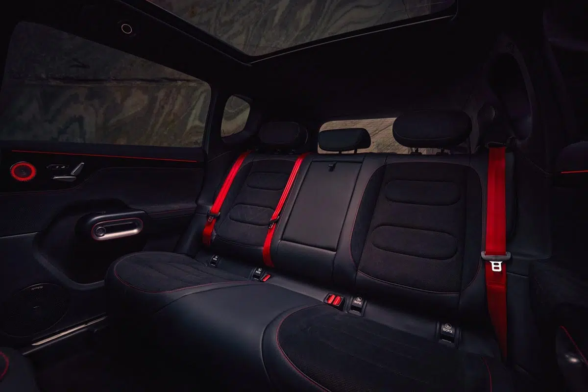 Révélation 2025 : Ce tout-terrain abordable cache une bête de 646 ch pour l'asphalte ! 6 Banquette arrière du Smart #5 Brabus avec sellerie sport et espace généreux