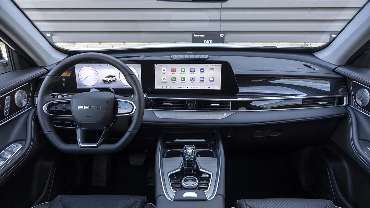 Ce SUV hybride européen va changer votre vie avec 1 200 km d’autonomie à prix fou ! 4 Intérieur Ebro S700 PHEV 2025 avec écran central 12,3 pouces et affichage tête haute