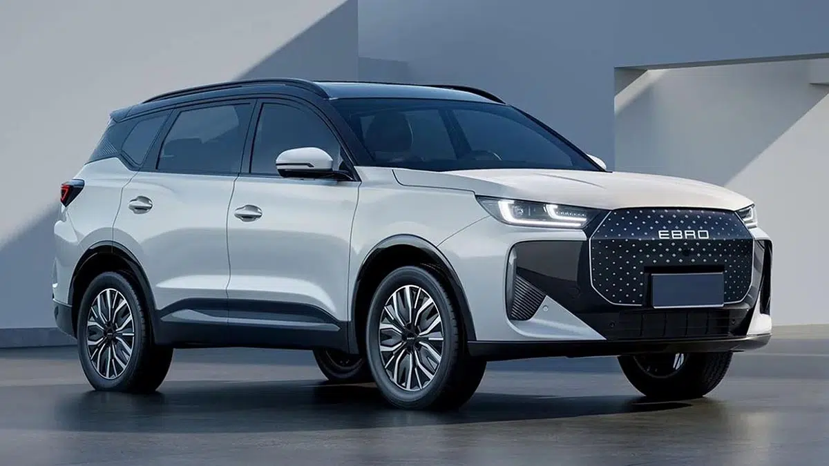 Ce SUV hybride européen va changer votre vie avec 1 200 km d’autonomie à prix fou ! 2 Ebro S700 PHEV 2025 vu de face, calandre affirmée et signature lumineuse moderne
