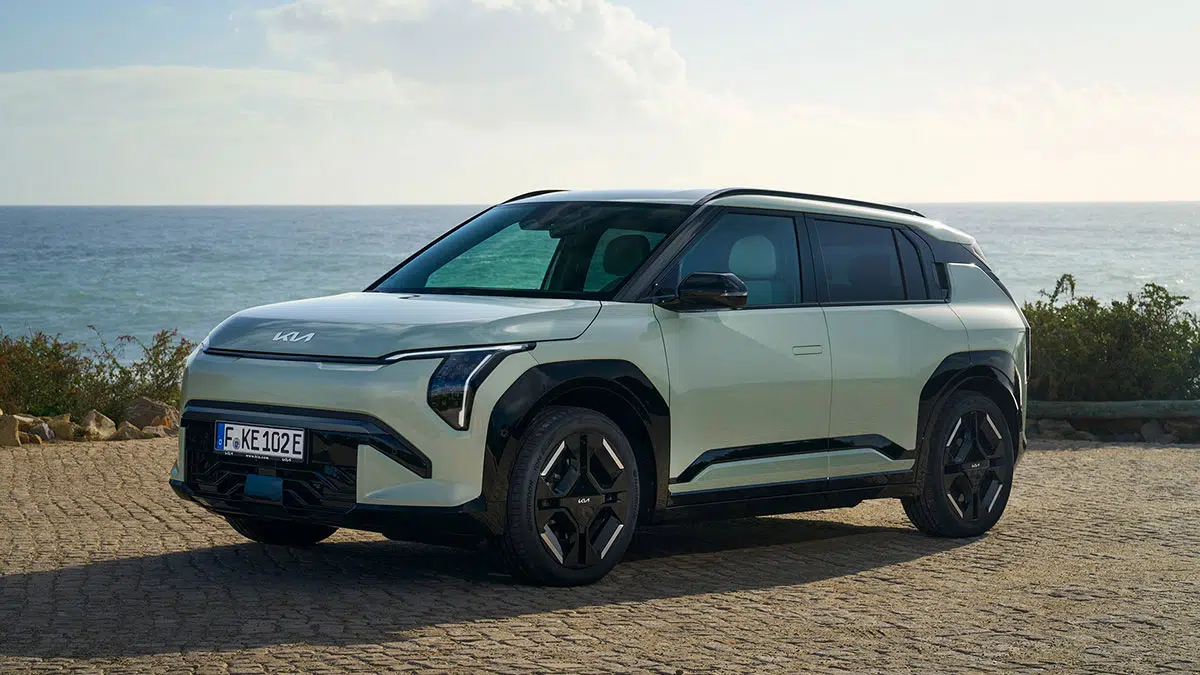 Cette voiture électrique de 2025 : une révolution abordable qui va changer vos voyages ! 2 Kia EV3 2025 vu de face, calandre fermée et feux LED en boomerang sur SUV électrique compact