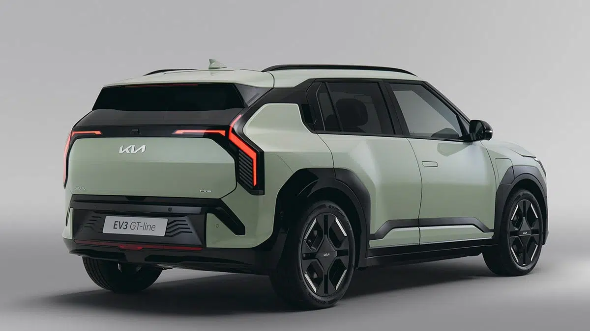 Cette voiture électrique de 2025 : une révolution abordable qui va changer vos voyages ! 8 Vue arrière Kia EV3 2025 avec feux arrière horizontaux et signature lumineuse distinctive