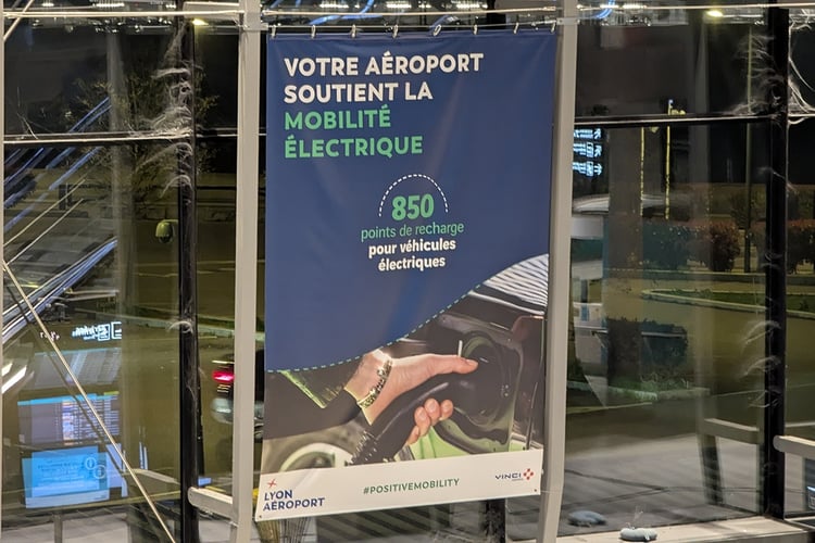 PXL_20250327_035707745 1744526599 596 Ces parkings daeroport decouvrez pourquoi recharger votre voiture electrique
