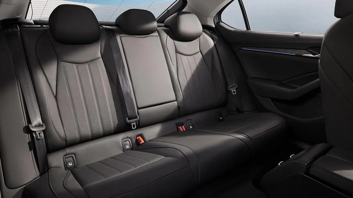 Cette alternative qui surpasse les références : aussi spacieuse qu'une BMW pour 20 000€ de moins ! 6 Banquette arrière Skoda Superb 2025 avec grand espace aux jambes et appuie-têtes confort