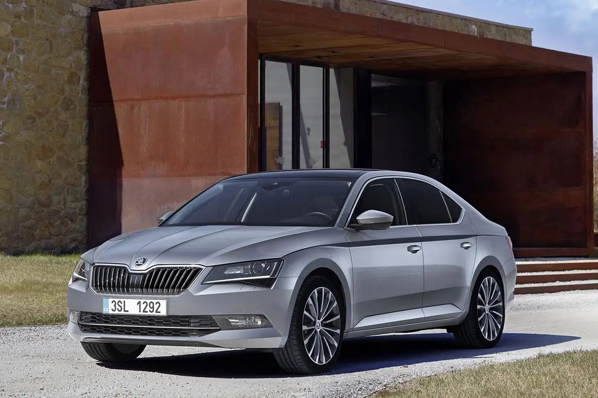Cette alternative qui surpasse les références : aussi spacieuse qu'une BMW pour 20 000€ de moins ! 2 Skoda Superb 2025 vue de face avec calandre redessinée et signature lumineuse LED moderne