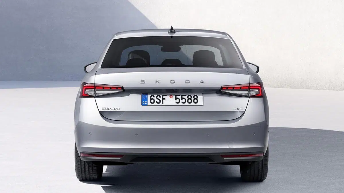Cette alternative qui surpasse les références : aussi spacieuse qu'une BMW pour 20 000€ de moins ! 8 Vue arrière Skoda Superb 2025 avec feux LED fins et badge central sur hayon