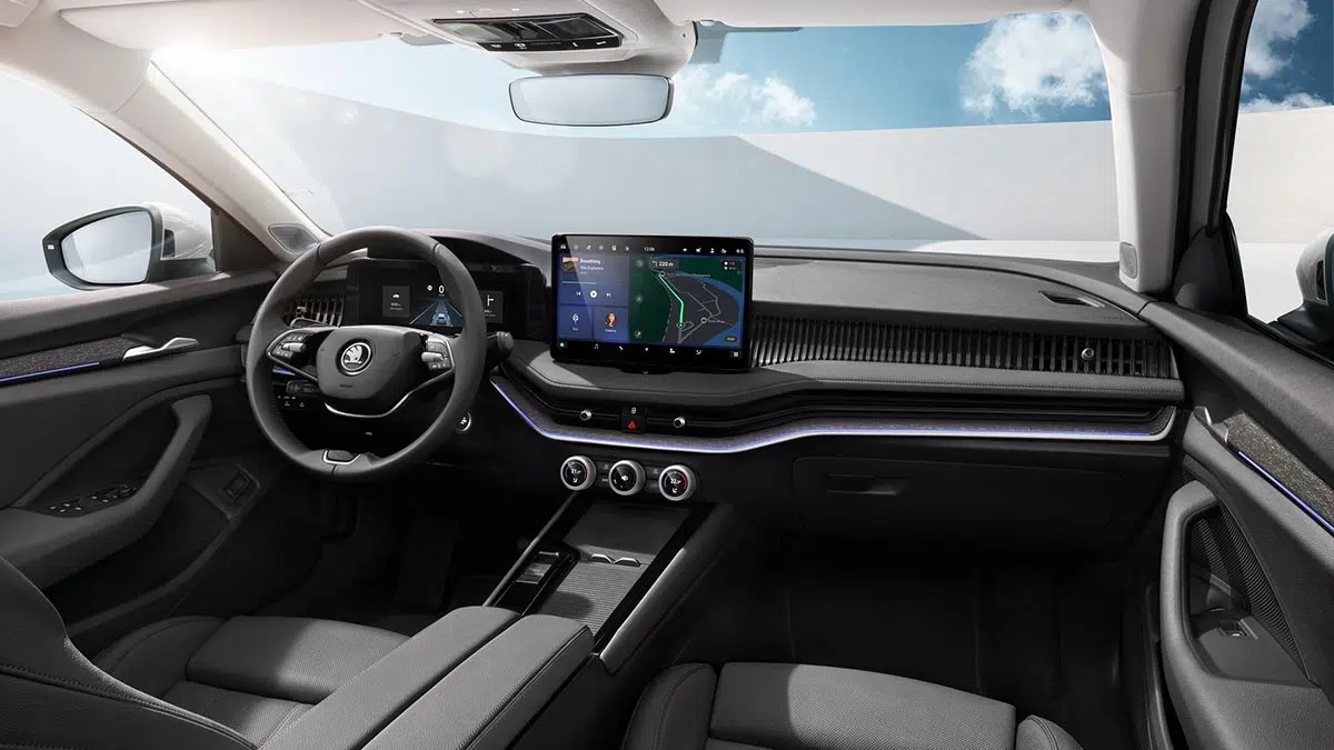 Cette alternative qui surpasse les références : aussi spacieuse qu'une BMW pour 20 000€ de moins ! 4 Intérieur Skoda Superb 2025 avec double écran numérique, volant multifonction et console épurée