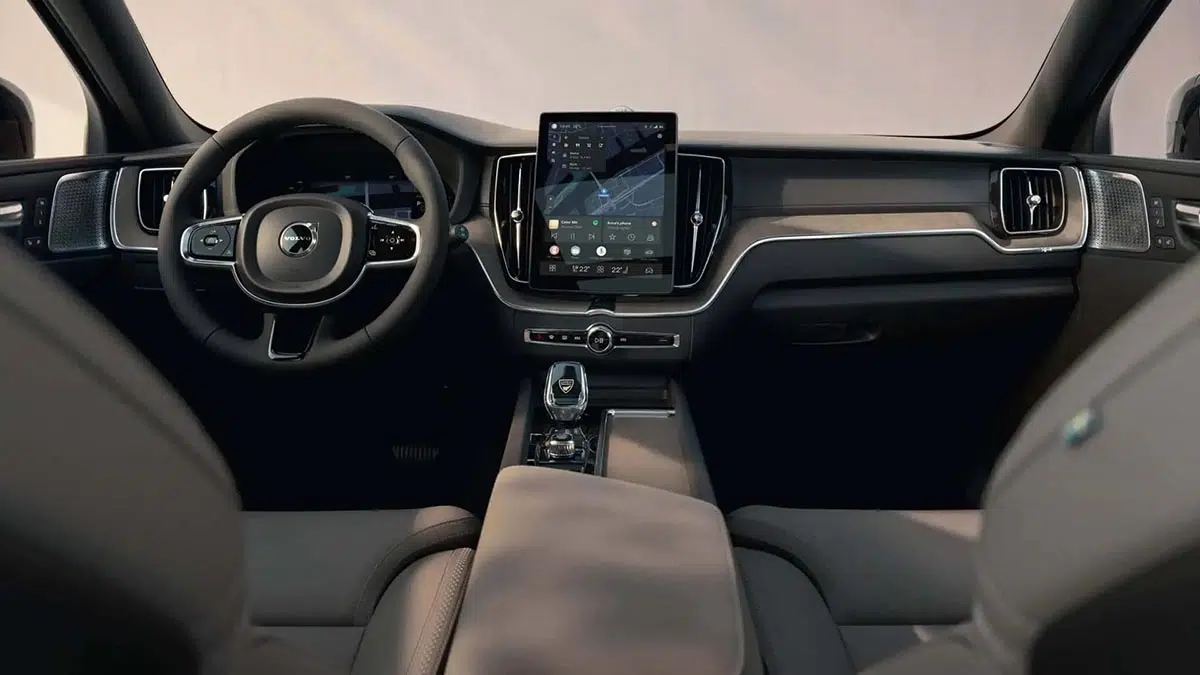 Ce XC60 PHEV : le luxe scandinave sans compromis sur votre conscience écologique ! 2 Intérieur Volvo XC60 PHEV 2025 avec tableau de bord digital et écran central Google intégré