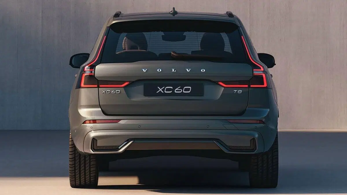 Ce XC60 PHEV : le luxe scandinave sans compromis sur votre conscience écologique ! 4 Arrière Volvo XC60 PHEV 2025 avec feux verticaux LED et badge Recharge