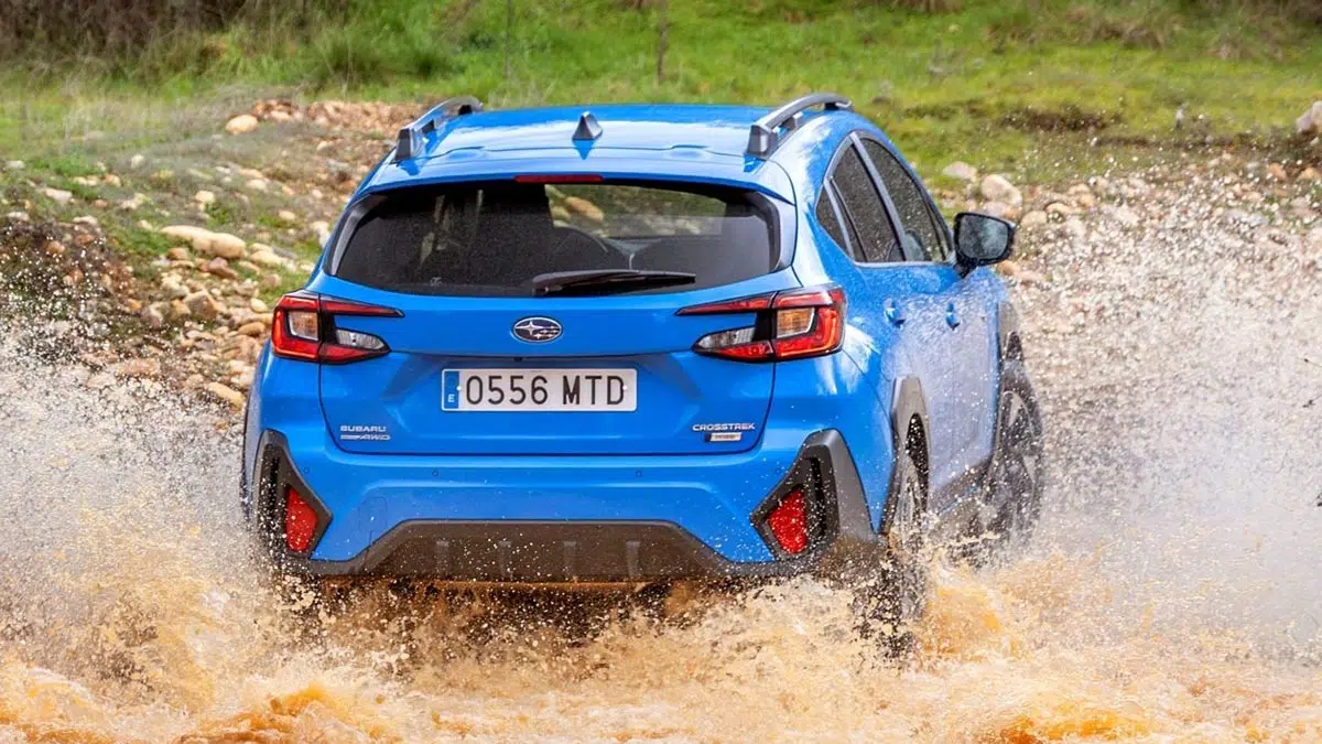 Cette incroyable petite voiture cache un 4x4 légendaire que vous ne pouvez pas manquer ! 3 Vue arrière du Subaru Crosstrek 2025 avec feux en C et bouclier protecteur