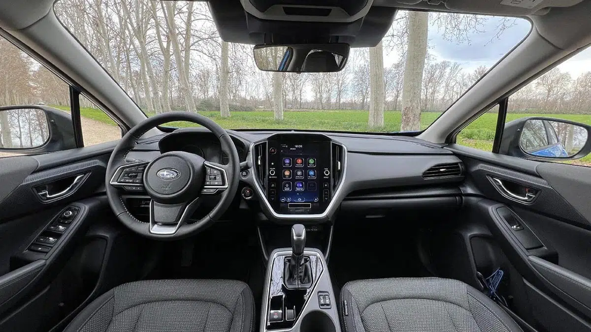 Cette incroyable petite voiture cache un 4x4 légendaire que vous ne pouvez pas manquer ! 2 Habitacle du Subaru Crosstrek 2025 avec écran vertical 11,6 pouces et commandes intuitives