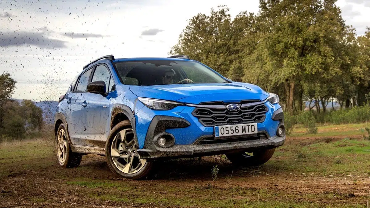 Cette incroyable petite voiture cache un 4x4 légendaire que vous ne pouvez pas manquer ! 1 Subaru Crosstrek 2025 vue de face avec calandre hexagonale, phares effilés et look robuste