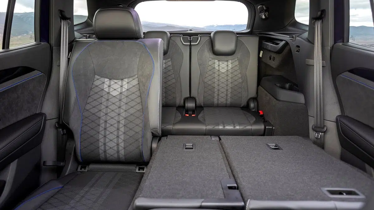 Cette révolution : le Volkswagen Tayron, le SUV familial idéal avec 7 places et économie ! 8 Places arrière du Volkswagen Tayron 2025 avec banquette coulissante et stores latéraux