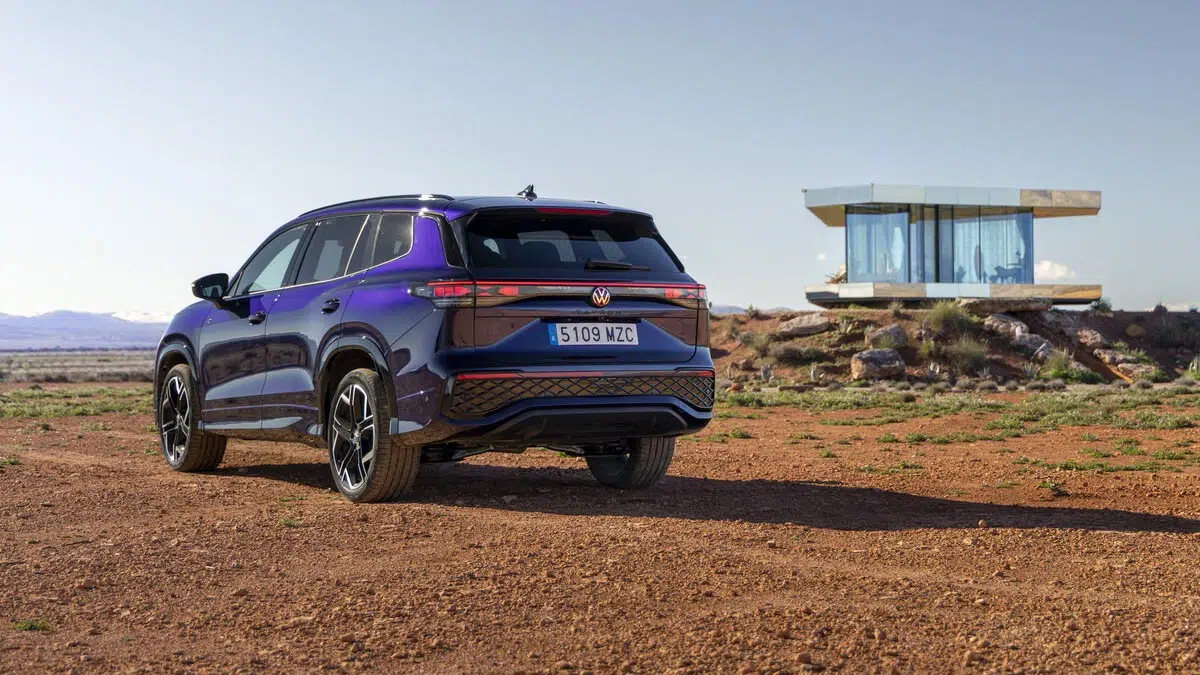 Cette révolution : le Volkswagen Tayron, le SUV familial idéal avec 7 places et économie ! 12 Volkswagen Tayron 2025 de dos avec signature lumineuse LED traversante et logo rétroéclairé
