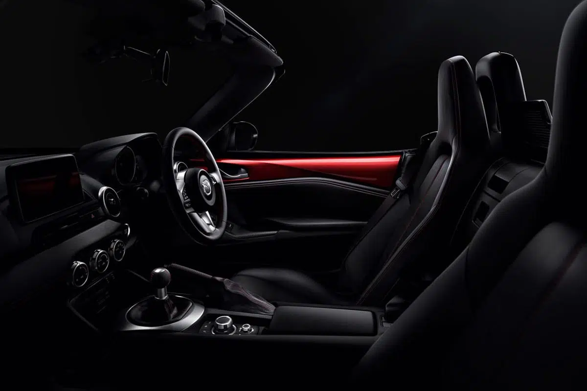 Cette Europe friande de moteurs électriques, pendant que le Japon vénère le 2,5 litres ! 8 Poste de conduite du Mazda MX-5 ND 2025, interface centrée sur le conducteur et sensations brutes