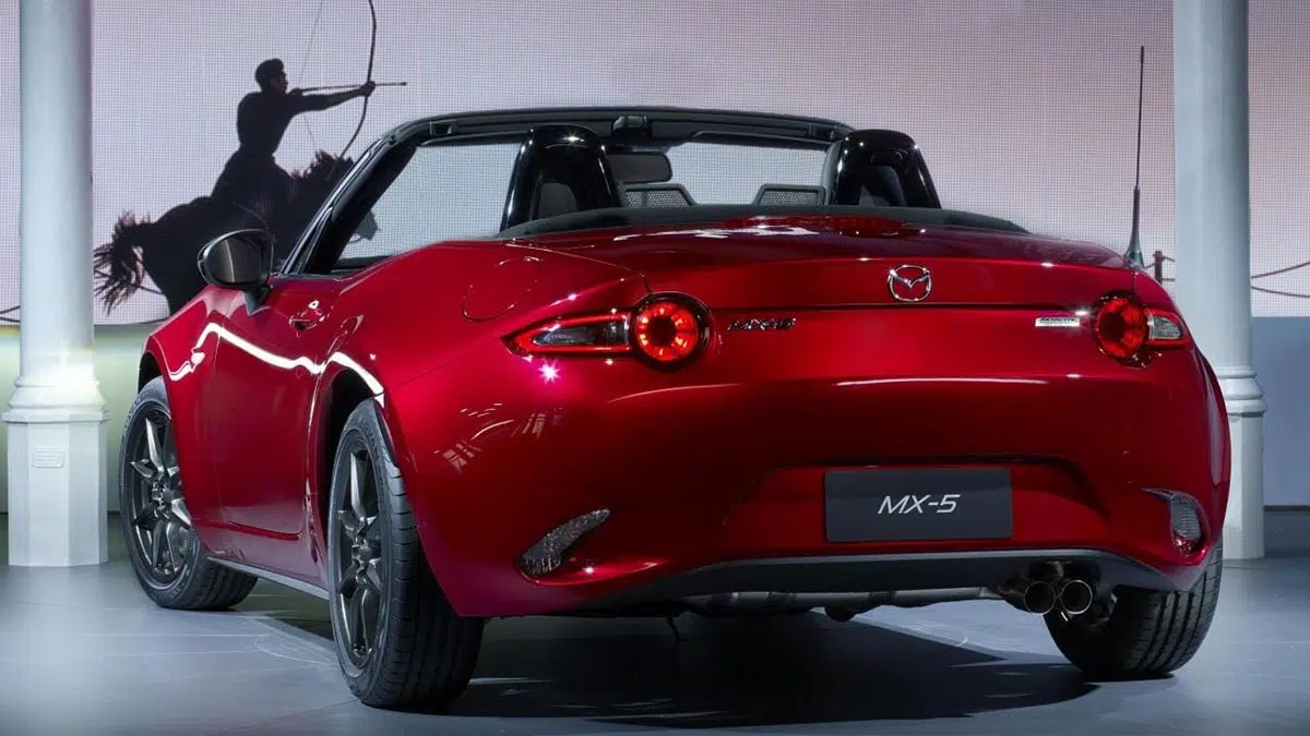 Cette Europe friande de moteurs électriques, pendant que le Japon vénère le 2,5 litres ! 10 Vue arrière du Mazda MX-5 ND 2024, signature lumineuse et posture large anticipée sur le MX-5 NE