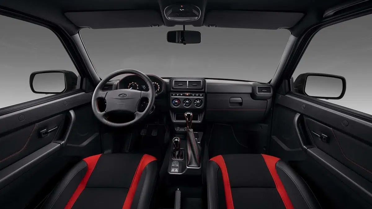 Ce 4x4 indestructible : découvrez le vétéran qui conquiert tous les terrains extrêmes ! 2 Habitacle du Lada Niva Sport 2024, tableau de bord simplifié et commandes mécaniques