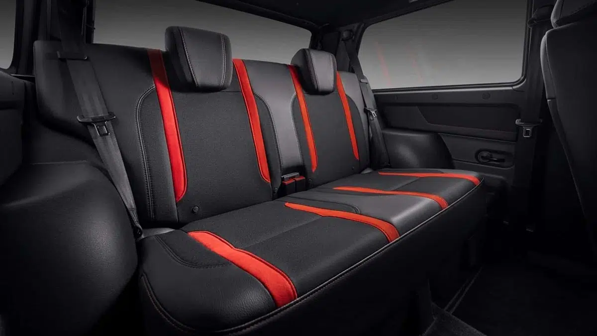Ce 4x4 indestructible : découvrez le vétéran qui conquiert tous les terrains extrêmes ! 6 Sièges arrière du Lada Niva Sport 2024, banquette simple et habitabilité rustique