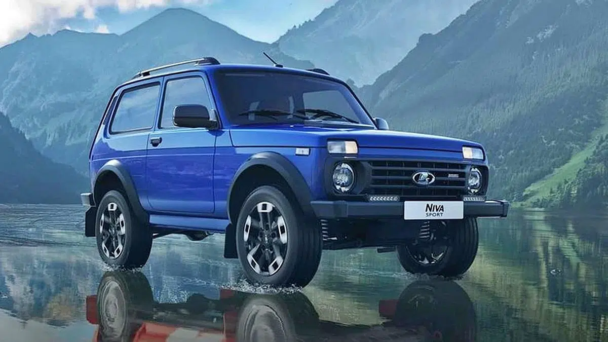 Ce 4x4 indestructible : découvrez le vétéran qui conquiert tous les terrains extrêmes ! 8 Vue avant du Lada Niva Sport 2024, 4x4 compact avec calandre noire et design brut