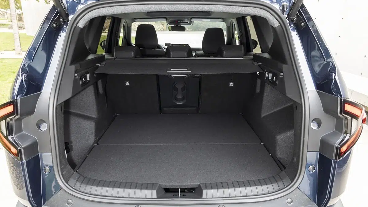 Ce 4x4 familial incroyable qui défie toutes les légendes : accessible et garanti 7 ans ! 6 Coffre du Dacia Bigster 4x4 avec 550 litres de volume et seuil de chargement bas