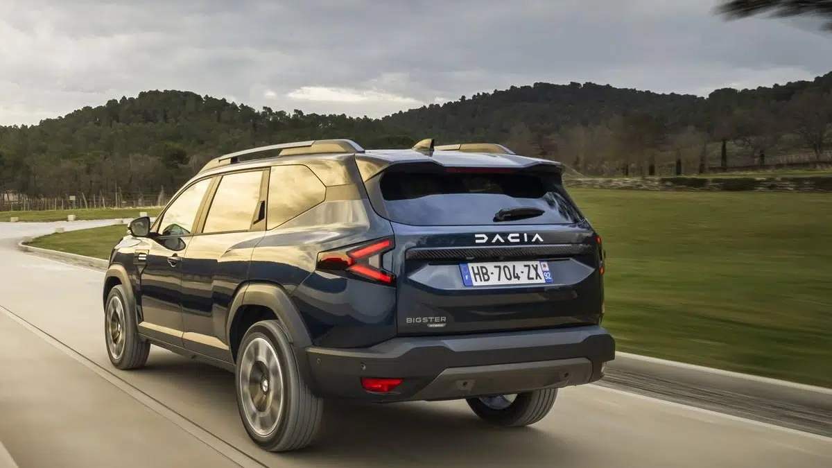 Ce 4x4 familial incroyable qui défie toutes les légendes : accessible et garanti 7 ans ! 4 Arrière du Dacia Bigster 4x4 avec feux en Y et hayon vertical