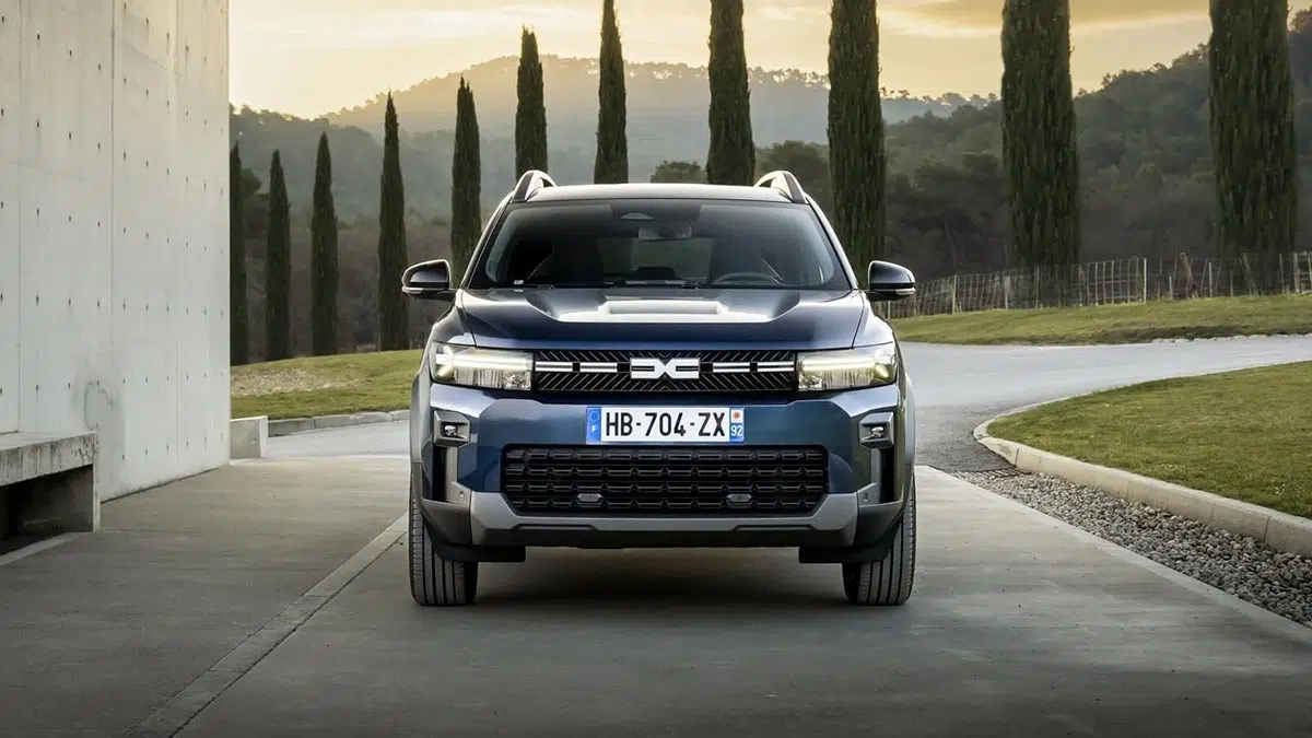 Ce 4x4 familial incroyable qui défie toutes les légendes : accessible et garanti 7 ans ! 2 Face avant du Dacia Bigster 4x4 avec signature lumineuse en Y et calandre élargie