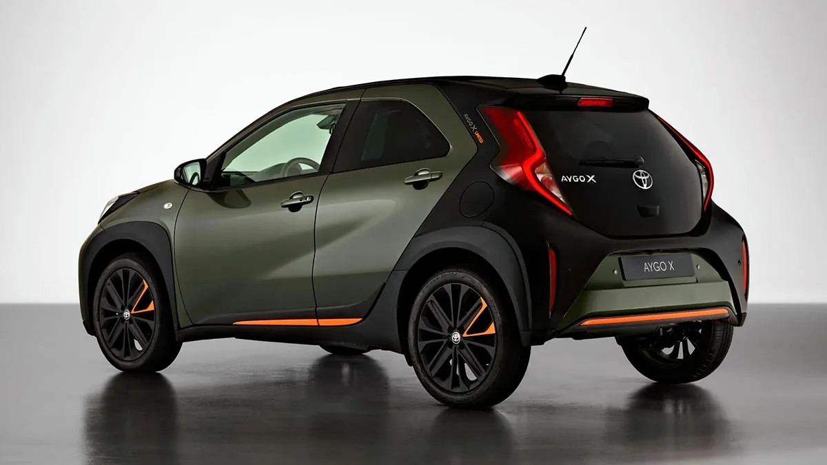 Cette voiture incroyable offre une garantie exceptionnelle jusqu'en 2035 sans hybride ! 10 Arrière de la Toyota Aygo X Cross 2025 avec feux verticaux et hayon contrasté noir