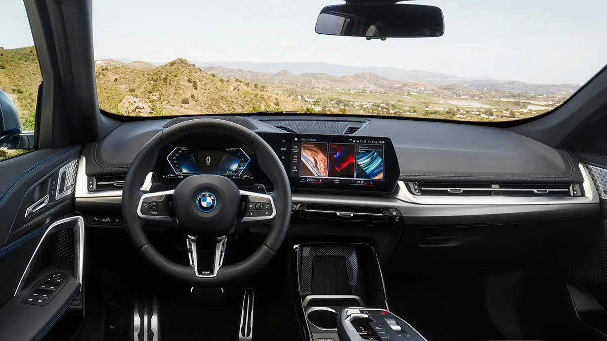 Ce SUV incroyable consomme seulement 0,7 litre et offre jusqu'à 326 ch ! Découverte choquante ! 2 Poste de conduite du BMW X1 xDrive30e 2025 avec double écran incurvé et interface iDrive 9