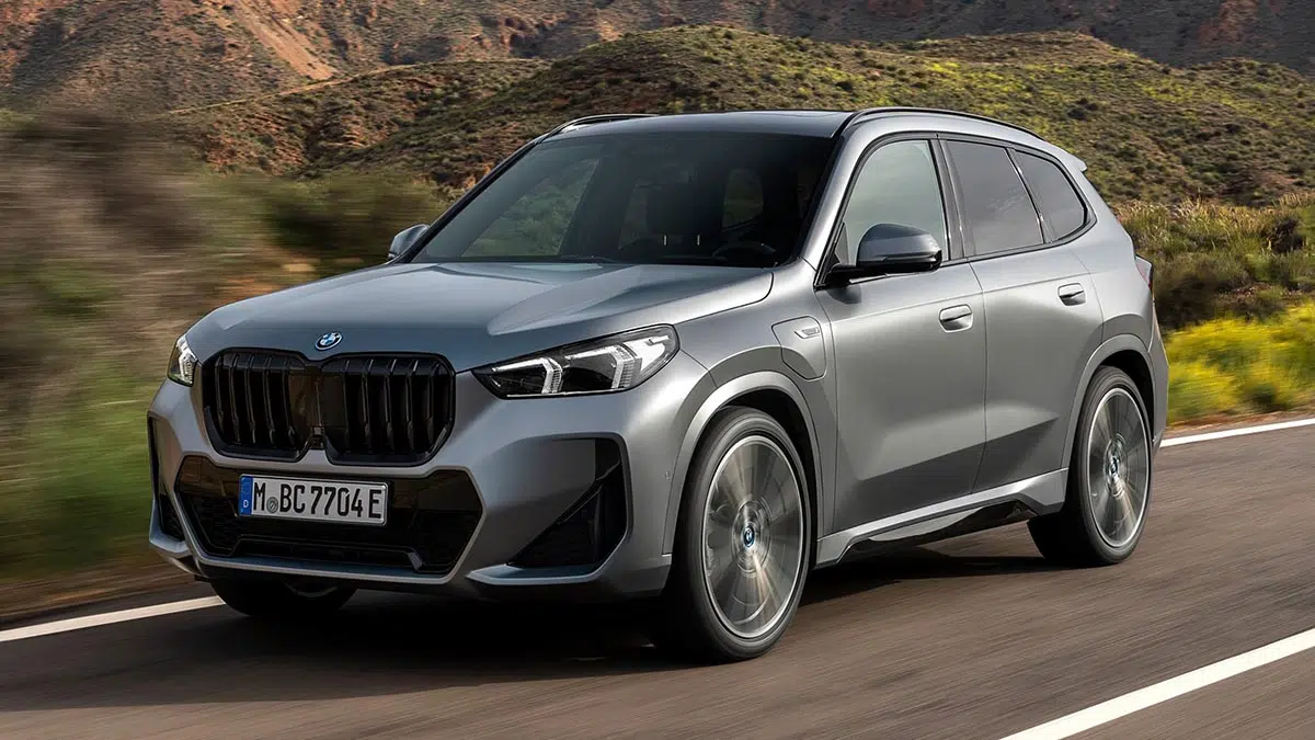 Ce SUV incroyable consomme seulement 0,7 litre et offre jusqu'à 326 ch ! Découverte choquante ! 1 Face avant du BMW X1 xDrive30e 2025 avec calandre double haricot élargie et phares LED