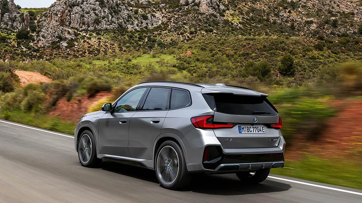 Ce SUV incroyable consomme seulement 0,7 litre et offre jusqu'à 326 ch ! Découverte choquante ! 3 Arrière du BMW X1 xDrive30e 2025 avec feux LED en L et signature xDrive30e