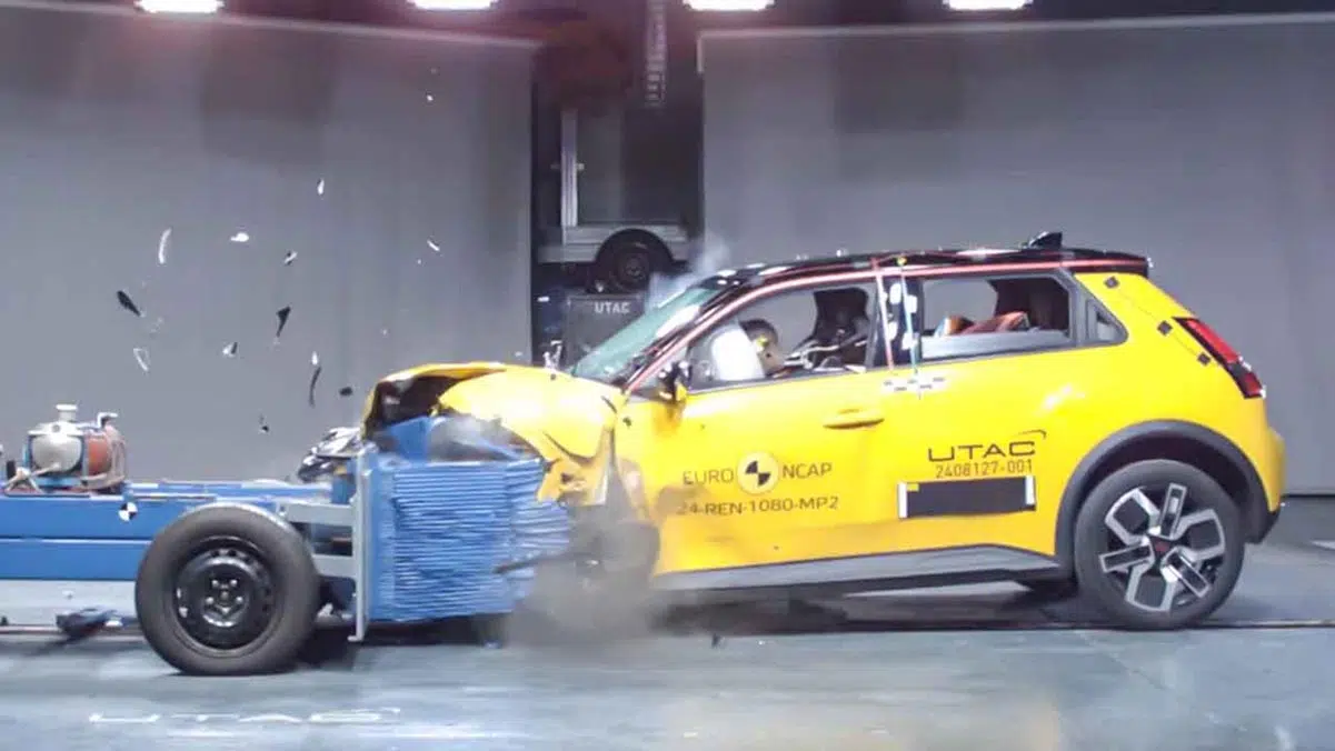 Ces exigences de sécurité mettent en péril l'avenir des citadines abordables ! 2 Test de collision frontale Euro NCAP sur une petite voiture pour évaluer sa sécurité.