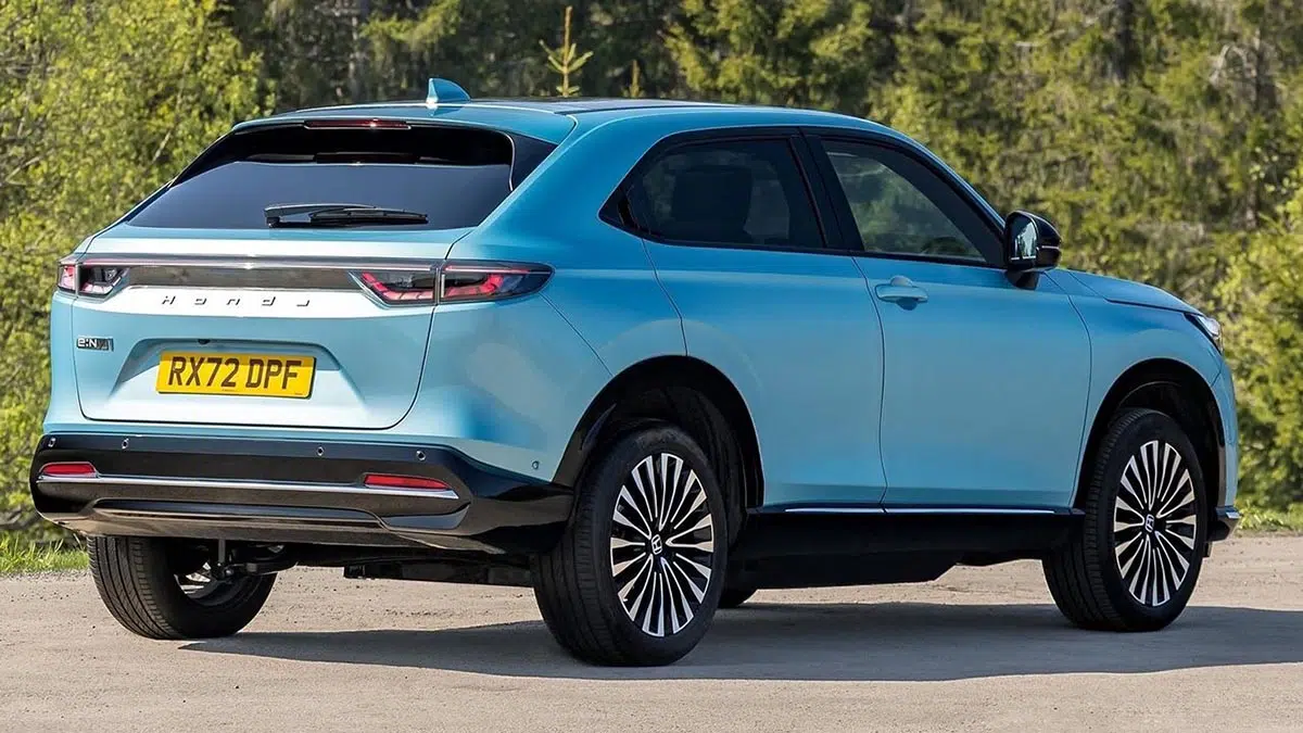 Cette remise incroyable : jusqu'à 12 800 € sur ce SUV électrique Honda e:Ny de 218 ch ! 4 Vue arrière du Honda e:Ny1 2025 avec feux LED horizontaux et design minimaliste