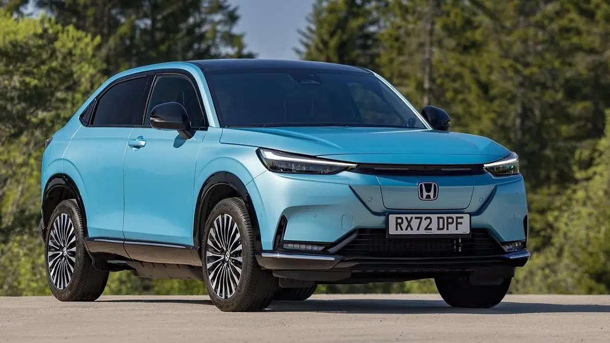 Cette remise incroyable : jusqu'à 12 800 € sur ce SUV électrique Honda e:Ny de 218 ch ! 2 Face avant du Honda e:Ny1 2025 avec signature lumineuse fine et calandre fermée