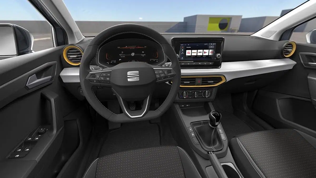 Cette voiture indestructible : seulement 4,9 l/100 km et 16 300 euros, c'est incroyable ! 4 Intérieur de la Seat Ibiza 2025, avec écran tactile et Digital Cockpit.