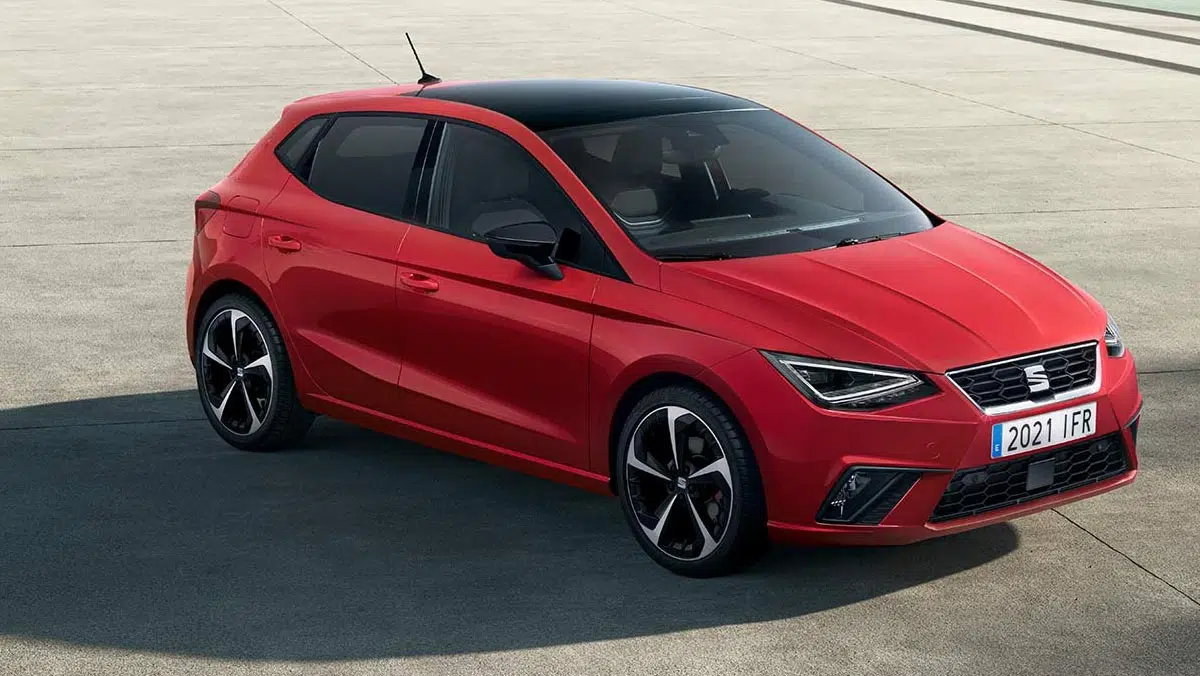 Cette voiture indestructible : seulement 4,9 l/100 km et 16 300 euros, c'est incroyable ! 2 Face avant de la Seat Ibiza 2025 avec signature lumineuse modernisée.