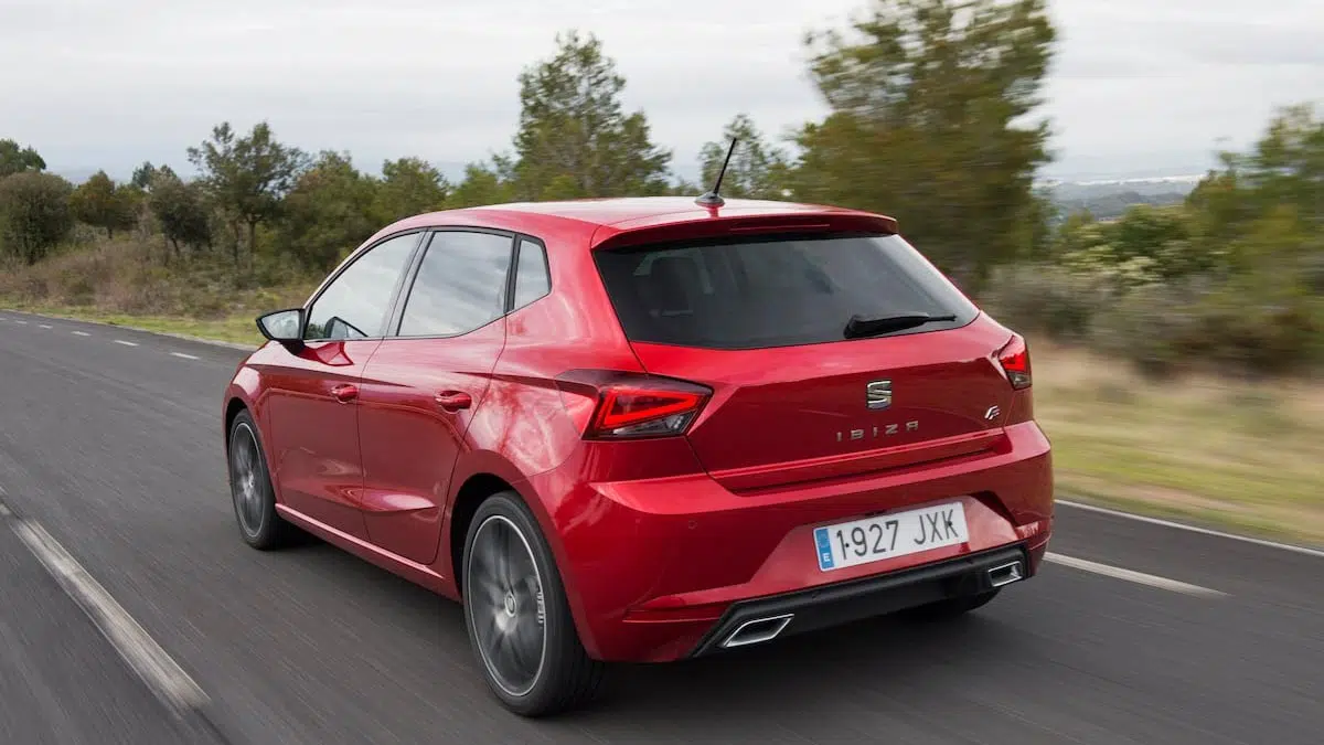 Cette voiture indestructible : seulement 4,9 l/100 km et 16 300 euros, c'est incroyable ! 6 Vue arrière de la Seat Ibiza 2025, avec feux LED et style modernisé.