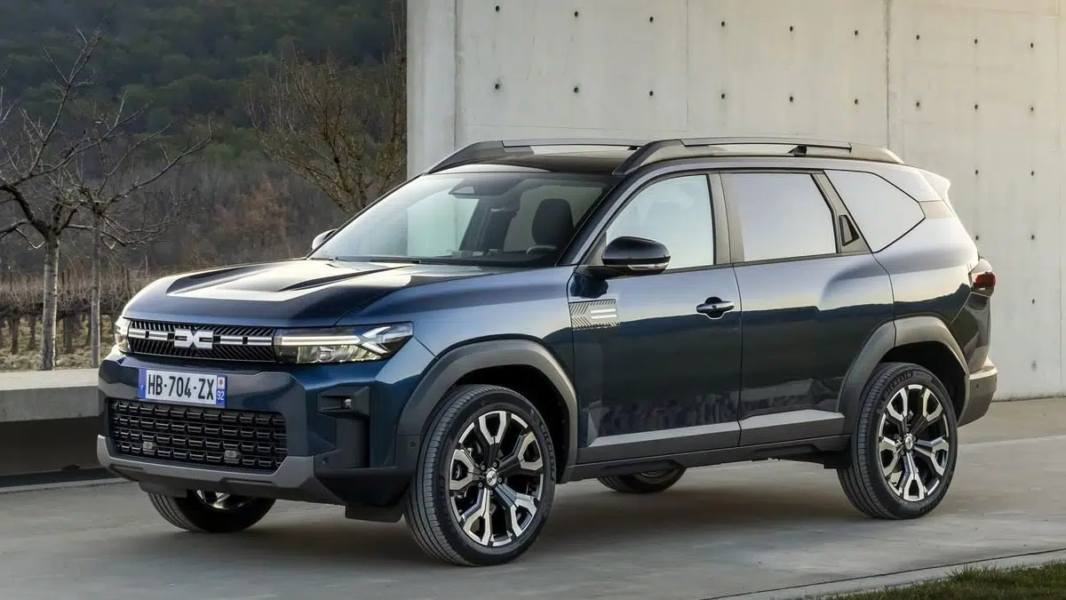 Ce 4x4 familial incroyable qui défie toutes les légendes : accessible et garanti 7 ans ! 1 Vue latérale du Dacia Bigster 4x4 2025 avec silhouette familiale et garde au sol élevée